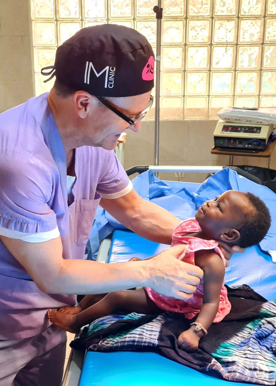 Dr Mañero operando en Guinea Bissau